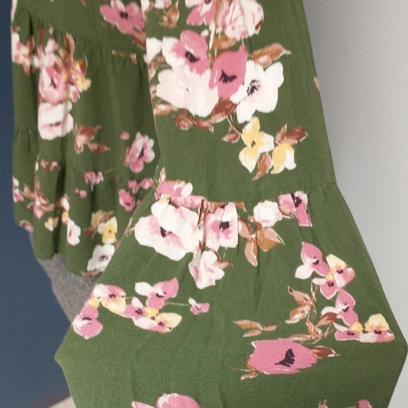 Art Class Women's Green Floral Peplum Blouse - Picture 6 of 7